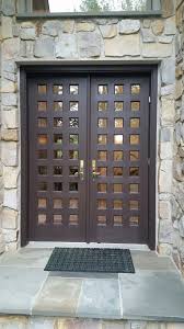Aquí se combina la madera en medio de dos paneles verticales de vidrio que da efecto como. Love This Door Modelos De Puertas Puertas De Entrada Diseno De Puertas Modernas