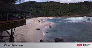 Pantai lampuuk yang sudah menjadi destinasi wisata pilihan masyarakat aceh, begitu juga dengan pantai momong. Pantai Momong Kepingan Surga Yang Tersembunyi Di Aceh