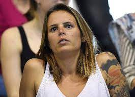 Dans ce titre complètement inédit où les punchlines chirurgicaux pleuvent à gogo, le duc de boulogne a balancé un pique sur la championne olympique de natation laure manaudou : Un Clash Vertueux Entre Booba Et Laure Manaudou Gq France