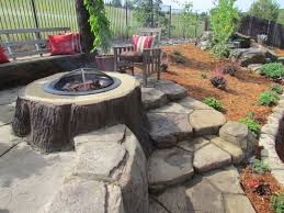 Feuerstelle Garten Sitzplatz Naturstein Baumstamm Integriert Sitzbank Pflanzen Stuhl Kissen Feuerstelle Garten Gartengestaltung Hintergarten