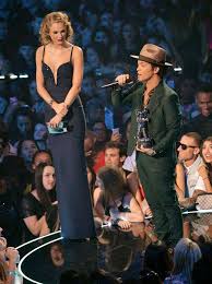 She has blonde color hair and blue color eye. Taylor Swift Feels Like A Giant When Wearing Heels Celebrity News Showbiz Tv Express Co Uk