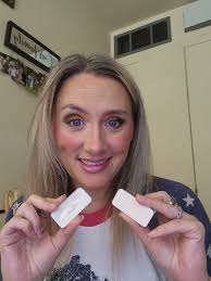 Setting oily skin with vanilla dust powder