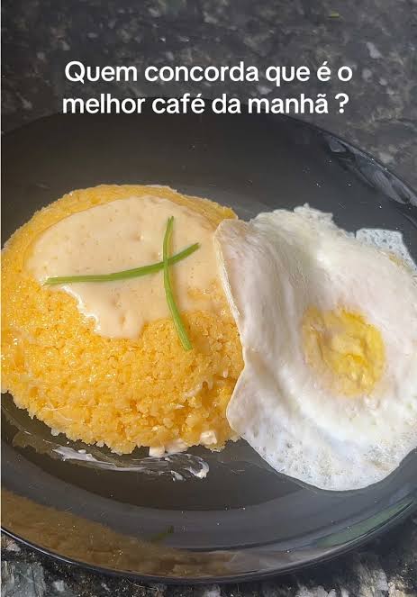 Cuscuz com ovo e queijo