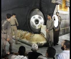 Namun jawaban yang paling umum adalah, kota makkah adalah tempat awal peradaban manusia, sehingga disebut juga ummul qura atau ibu negeri untuk dipahami, mencium batu hajar aswad, bukan saja mengikuti sunnah rasulullah, akan tetapi bisa juga kita maknai, sebagai bentuk rasa. Hukum Mencium Hajar Aswad Alhijaz