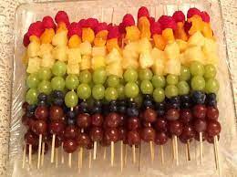 All you need are grapes, bananas, strawberries, marshmallows and toothpicks. The Coolest Party Platter Ideas Veggie Trays Fruit Trays Gone Wild