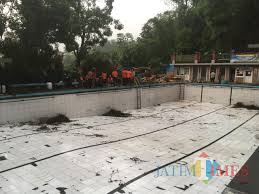 Asyik Berenang Puluhan Pengunjung Pemandian Metro Berhamburan Menyelamatkan Diri Karena Pohon Tumbang Jatim Times