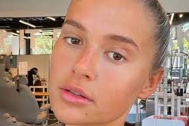 The bowel cancer 'signs' which Deborah James experienced before she was  diagnosed