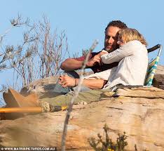 Рэйчел хаус, эндрю линкольн, наоми уоттс и др. Naomi Watts Tenderly Kisses The Walking Dead S Andrew Lincoln While Filming Penguin Bloom Daily Mail Online