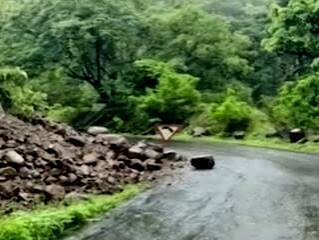 पुणे जिल्ह्यात दरड कोसळली; वाहतूक ठप्प