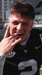 LSU offensive coordinator @joesloan86 sat down with us to talk about his  path… 🔥🔥🔥