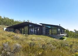 This Single Storey House Is Set Within A Gently Sloping Meadow It Consists Of Two Low Lying Rectilinear Volumes And A De American Houses Lake House Architect
