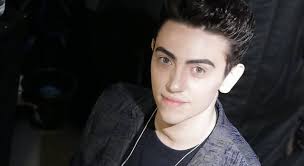 «ti siamo vicini», «sei un guerriero». Chi E Michele Bravi Cantante Vita Privata E Biografia