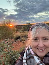 Worth the early wake up 😍 How could you be disappointed? We enjoyed a  breathtaking sunrise and were beaming all day! #hostedholidays #sunrise  #ulurukatatjutanationalpark #riseandshine