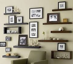 Tidak jarang kita melihat dinding masih kurang mendapatkan perhatian sehingga tidak dapat menampilkan keindahan ruangan secara maksimal. Hiasan Dinding Ruang Tamu Modern Desain Rumah