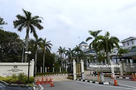 Untuk mengetahui jawabannya tinggal klik tombol jawaban, dan sembunyi untuk menyembunyikannya kembali. Wisma Putra Sahkan 5 Pelajar Malaysia Terlibat Kemalangan Di Ireland