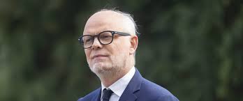 Edouard Philippe : "J'ai l'impression de revivre ma puberté !" Ses cheveux  poussent de nouveau après la maladie