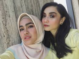 Selepas sehari diijabkabulkan sebagai suami isteri, pelawak jep (sepahtu) dan sari yanti mengelak untuk ditemubual wartawan. Wan Sharmila Perkahwinan Sari Yanti Jep Sepahtu Facebook