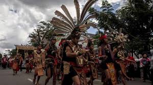 Sejarah penubuhan setiap kerajaan dan juga kemajuan yang dicapai terutama daripada aspek. Perayaan Masyarakat Di Malaysia