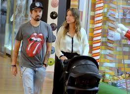 Television career she is best known for her role as letícia gomes da silva, the main character of the 2004 season of the telenovela malhação. Juliana Didone Passeia Com Marido E Filha Recem Nascida Por Shopping No Rio Quem Quem News