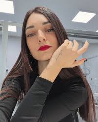 Samskeyti è una parola islandese che non ha traduzione. È un termine  evocativo per esprimere una connessione che va oltre la dimensione fisica,  quel filo invisibile che continua a legarci a qualcuno