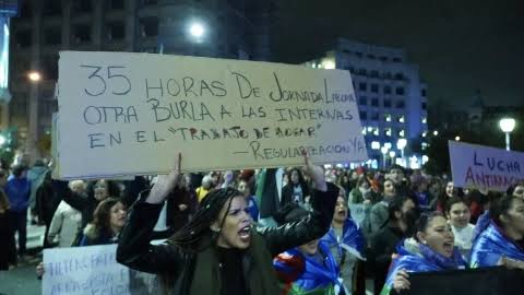 Mujeres exigiendo derechos laborales, AI generated