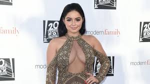 Ariel Winter defends wearing sheer gold dress to 'Modern Family' panel -  ABC News