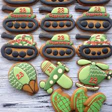 как украсить торт на 23 февраля своими руками фото Pin Ot Polzovatelya Orazova Raushan Konysbaevna Na Doske Idei Dlya Podelok V 2020 G Keksy Ko Dnyu Rozhdeniya Imbirnyj Pryanik Pechene S Saharnoj Glazuryu