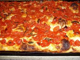 Tomate, mozzarella, scharfe salami, speck, schinken. Pizza Svizzera La Ricetta Perfetta Silvio Cicchi