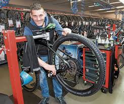 Kreis Esslingen Handler Haben Zum Start In Die Radsaison Viel Arbeit Scheibenbremsen Und Burotaugliche Funktionskleidung Im Trend Wenn Es Jetzt Schon Wird Dann Geht S Los Esslingen Esslinger Zeitung