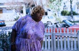 In order to protect a beautiful woman and her son from a robber, a male fbi agent disguises himself as a large grandmother. Big Mamas Haus 2000 Film Cinema De