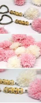 Ein Geschenk Von Herzen Diy Pompon Schlusselanhanger Selber Machen 2019 Diy Pompon Schlusselanhanger Sel Valentines Diy Diy Jewelry To Sell Easy Diy Jewelry