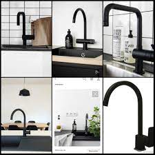 zwarte kraan in de keuken op een zwart aanrechtblad met zwarte gootsteen greeploos witte keuken witjes van wand to witte keuken keuken greeploos keuken zwart