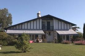 A Vendre Maison Basque Entierement Renovee De Facon Contemporaine Ahetze Immobilier Pays Basque 64 In 2019 Basque Architecture Outdoor Decor