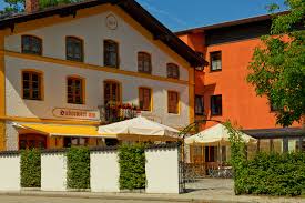 Luggage storage, laundry facilities, and free newspapers are also on offer. Huberwirt Am Kellerberg In Wasserburg Am Inn