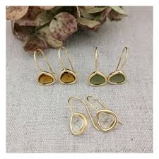 Souvent à partir de l'âge de 6 ou 7, mais une fois les trous réalisés, il est important de porter un modèle adapté à l'âge de l'enfant. Boucles D Oreilles Dormeuse Plaque Or Et Pierre De Couleur Percee