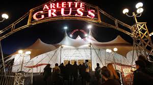 Cavalerie légendaire, délires éléphantesques, fauves en peluche. Le Cirque Gruss Est De Retour