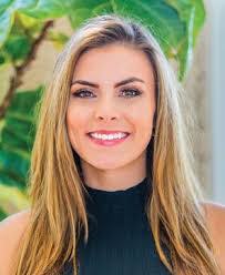 Kari Andrews's Instagram, Twitter & Facebook