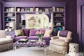 Untuk ruang tamu elegan dan romantis, cat dinding ruang tamu dengan warna ungu dan lavendel, gunakan lis putih tradisional, dan tambahkan aksesori klasik. 8 Desain Interior Warna Ungu Rumah Jadi Lebih Glamor