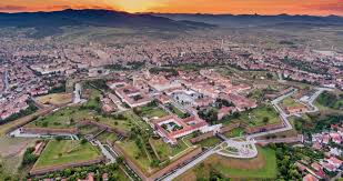 1 decembrie, era musai sa ajung la alba iulia. 1 Decembrie Scumpeste De 4 Ori Cazarea In Alba Iulia