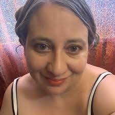 Leslie Carman's Instagram, Twitter & Facebook