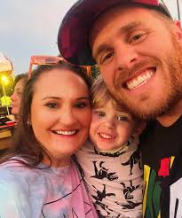 Can anyone restore this picture and get rid of the heads at the bottom and  the back ground xx