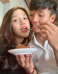 Theo những thông tin được báo chí đăng tải thì thanh mèo tên thật là lê thị thanh, sinh năm 1996 lớn hơn bùi cô nàng sinh năm 1996, quê ở phú thọ và là cựu sinh viên đại học ngoại thương hà nội. Chuyá»‡n Tinh Tá»« Bá»‡nh Viá»‡n Cá»§a Trung Vá»‡ Bui Tiáº¿n DÅ©ng Ngoi Sao