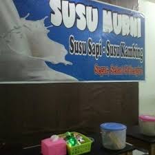 Spanduk promosi susu organik percikan susu sapi dekorasi vektor. Susu Murni 1 Tip From 6 Visitors