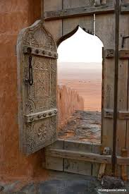 Oman We Woke Up Early After A Splendidly Silent Night In Wahiba Sands The Sun Wasn T Quite Above The Hor Faccende Di Casa Vecchie Porte Architettura Islamica
