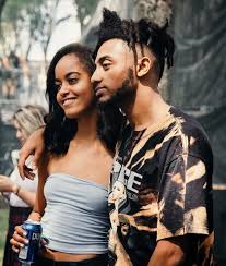 Malia obama (or someone who looks a lot like her) <3's joey bada$$. Malia Obama X Amine At Lollapalooza Michelle And Barack Obama Sasha Obama Malia Obama