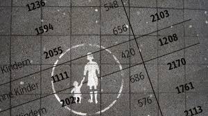 Voraussetzung ist allerdings, wenn diese unverheiratet sind, dass sie in einer bedarfsgemeinschaft mit den eltern zusammenleben. Wie Viel Geld Bekommen Hartz Iv Empfanger Wirtschaft Sz De