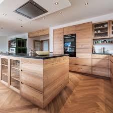 Die ulme ist der einzige baum, der in sobald er gefällt und verarbeitet wird, wird er rüster genannt. Die Grundmobel In Diesem Haus Wurden Aus Ulmenholz Gefertigt Und So Auch Das Herzstuck Die Kuche Haus Kuchen Moderne Bauernhaus Kuchen Haus Innenarchitektur
