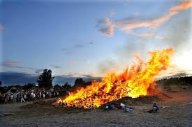 Ah yes, celebrating my brand new release 'sankthansaften' which is a tribute to my beautiful home town, kirkenes. Vaeret Nyheter Sankthansaften Med Pent Vaer Og Mye Sol