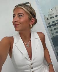 Claire Kane's Instagram, Twitter & Facebook