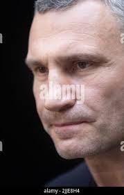 Member of the state parliament and former mayor of Munich Erich Kiesl (CSU)  with bandaged arm after a skiing accident. [automated translation] Stock  Photo